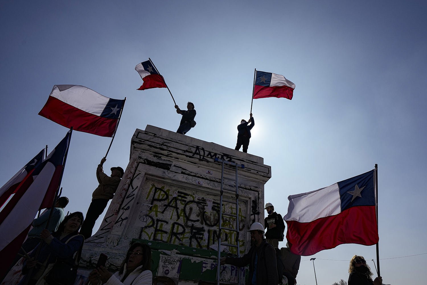  People waving national flags rally against a new draft of the proposed Constitution at the Plaza Italia in Santiago, Chile, Saturday, Aug. 13, 2022. (AP Photo/Esteban Felix) 