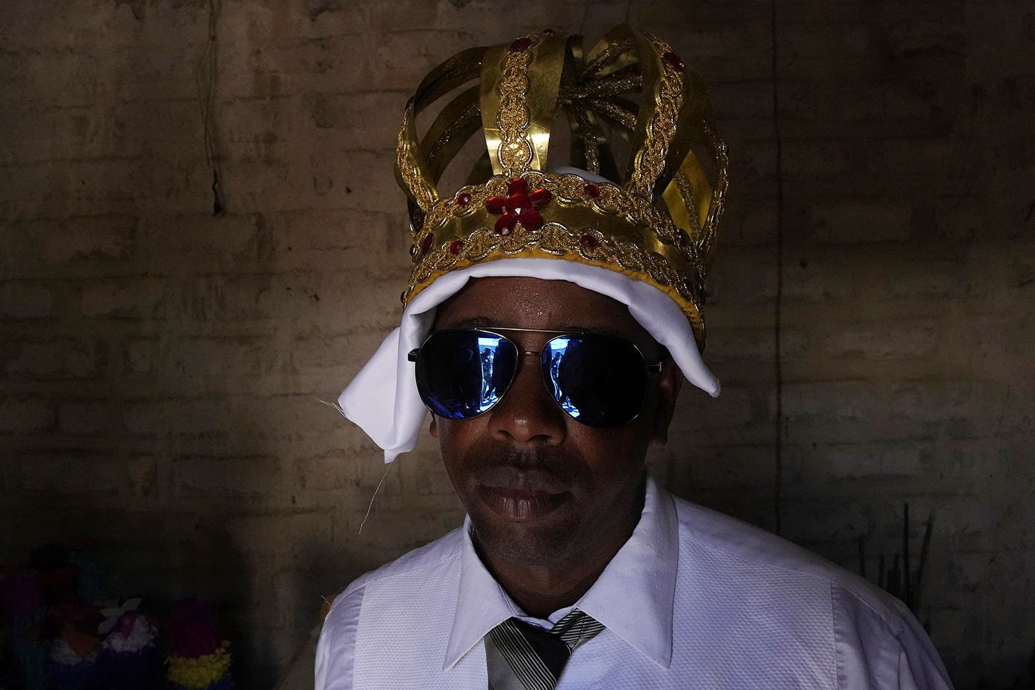  Adonildes da Cunha poses for a photo in the emperor's crown at the end of a week-long pilgrimage honoring the patron saint in Cavalcante, Goias state, Brazil, Aug. 15, 2022. (AP Photo/Eraldo Peres) 