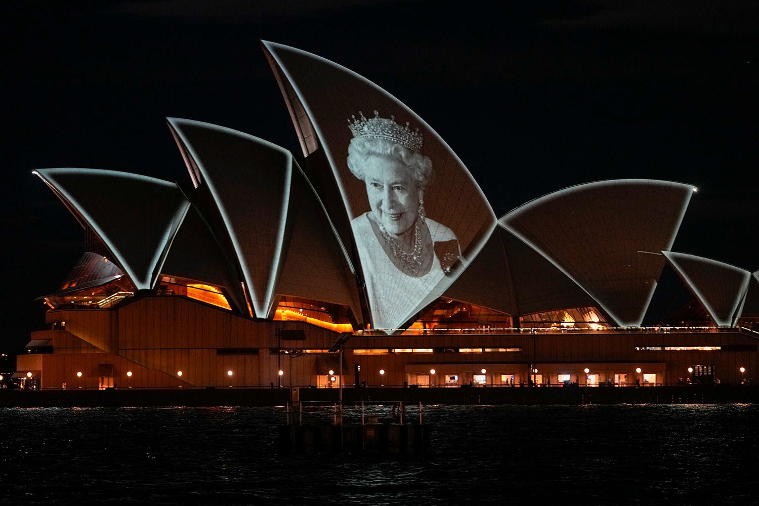  The Sydney Opera House is illuminated with a portrait of Queen Elizabeth II following her death,  in Sydney, Australia, Friday, Sept. 9, 2022.  (AP Photo/Mark Baker) 