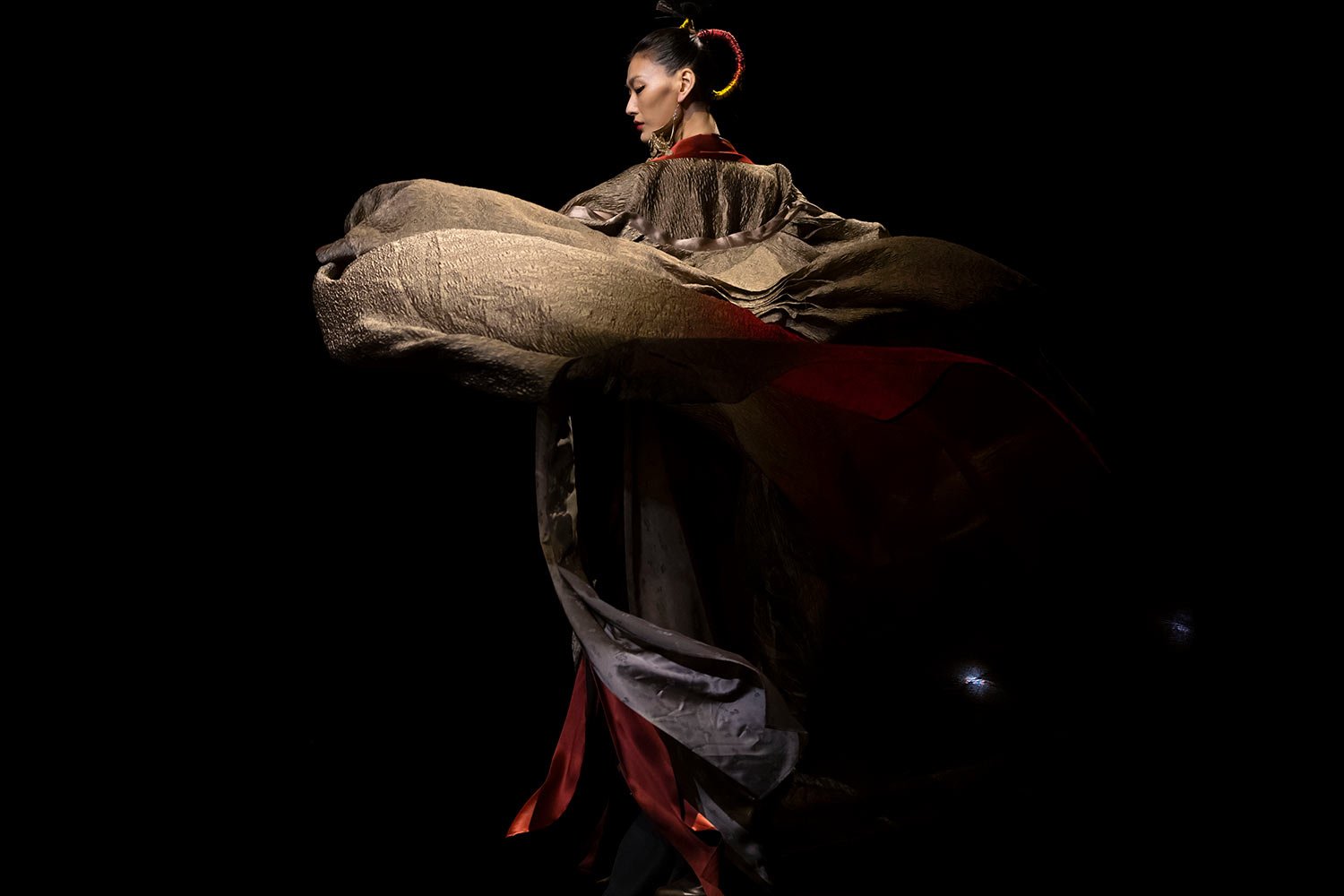  A model presents a creation by Chinese designer Ma Guai in their Subai collection during the China Fashion Week in Beijing, Saturday, Sept. 10, 2022. (AP Photo/Mark Schiefelbein) 