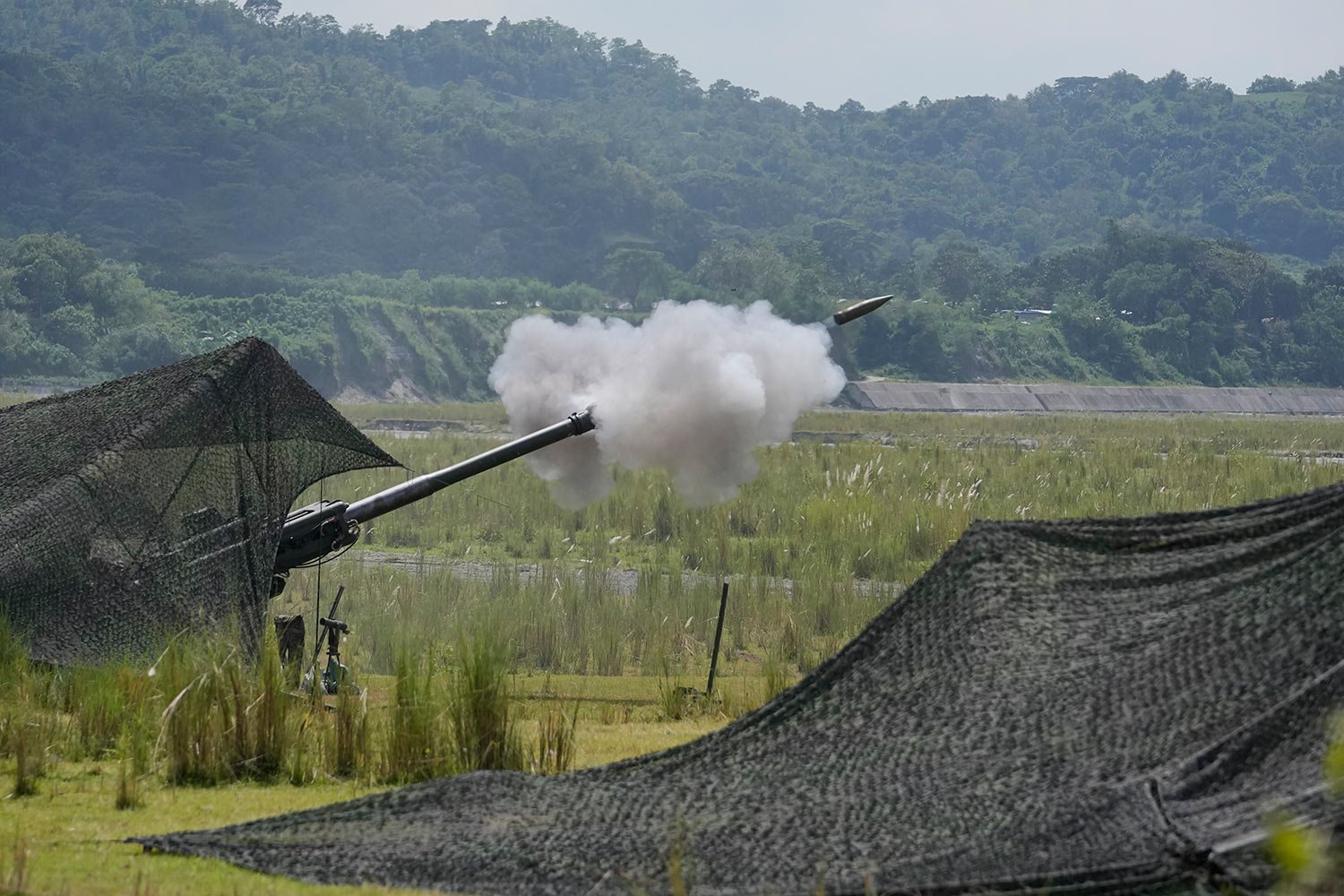 A U.S .155mm Howitzer fires a round during annual combat drills between the Philippine Marine Corps and U.S. Marine Corps in Capas, Tarlac province, northern Philippines, Thursday, Oct. 13, 2022. (AP Photo/Aaron Favila) 