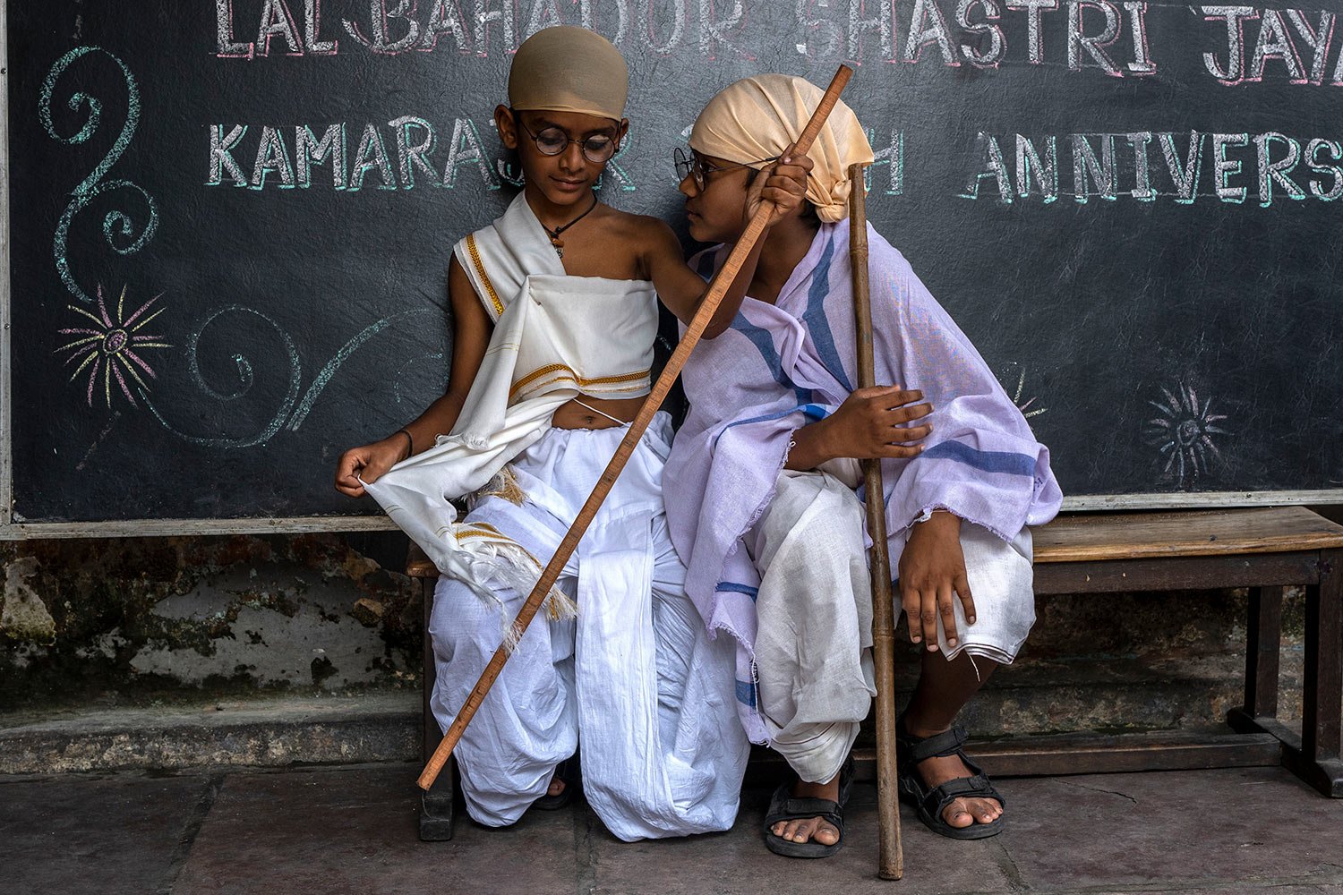  School children dressed as iconic independence leader Mahatma Gandhi sit on a bench after taking part in an event to mark his birth anniversary in Mumbai, India, Sunday, Oct. 2, 2022. (AP Photo/Rafiq Maqbool) 
