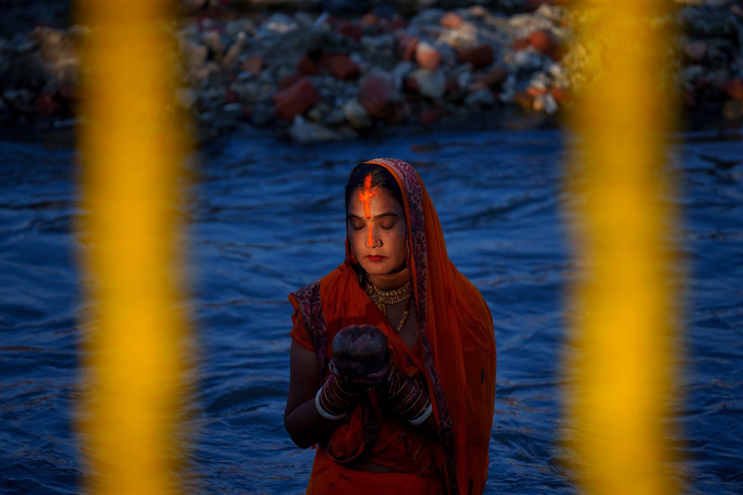  A Nepalese woman offers prayers to the setting sun at the Bagmati River during the Chhath Puja festival in Kathmandu, Nepal, Sunday, Oct. 30, 2022. (AP Photo/Niranjan Shrestha) 