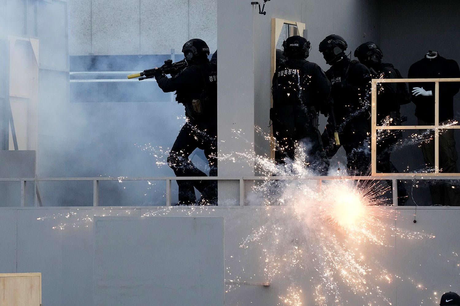  Members of the South Korean Police Special Operation Unit participate during national comprehensive counter-terrorism training in Goyang, South Korea, Thursday, Oct. 27, 2022.  (AP Photo/Lee Jin-man) 