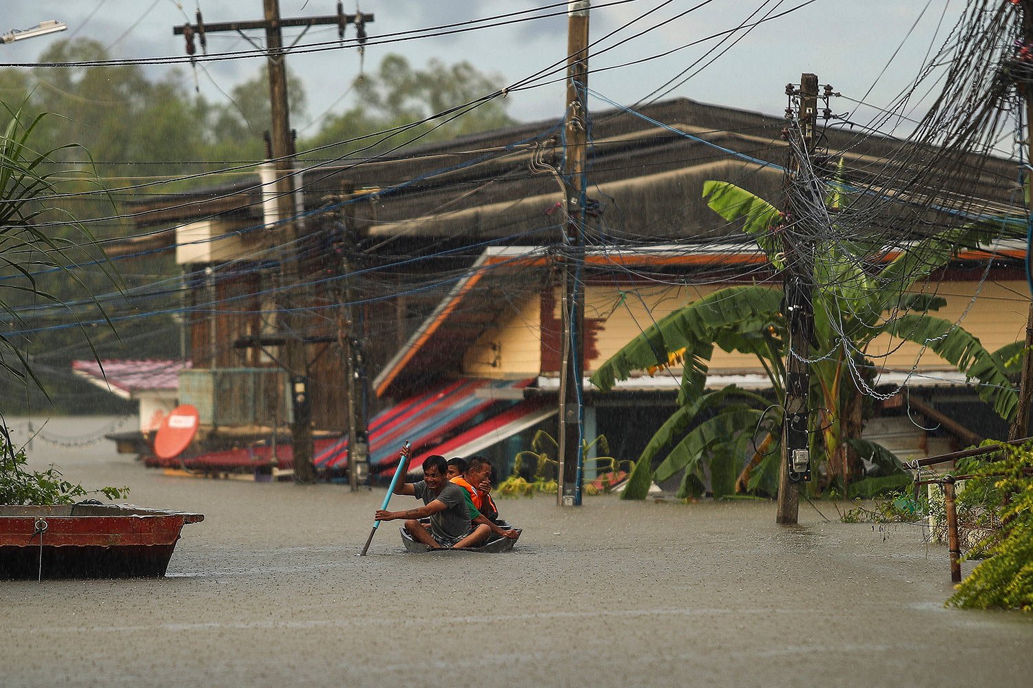  Residents paddle through floodwaters in Ubon Ratchathani province, northeastern Thailand, Monday, Oct. 3, 2022. (AP Photo/Nava Sangthong) 