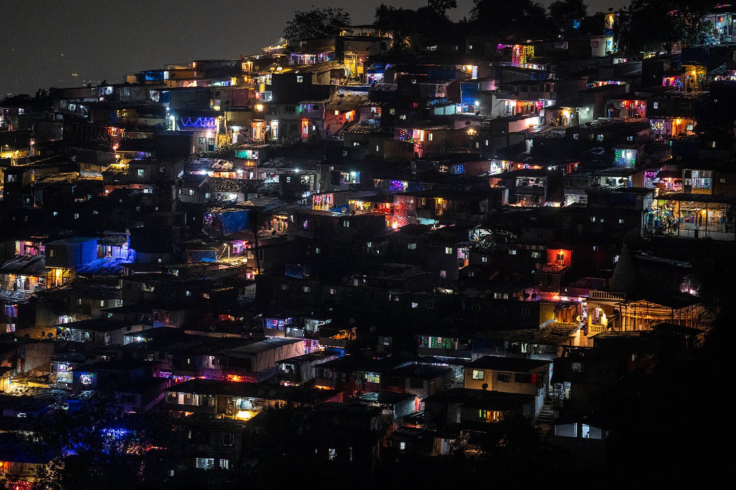  A slum colony is decorated with lanterns and lights during Diwali, the festival of lights in Mumbai, India, Monday, Oct. 24, 2022.  (AP Photo/Rafiq Maqbool) 