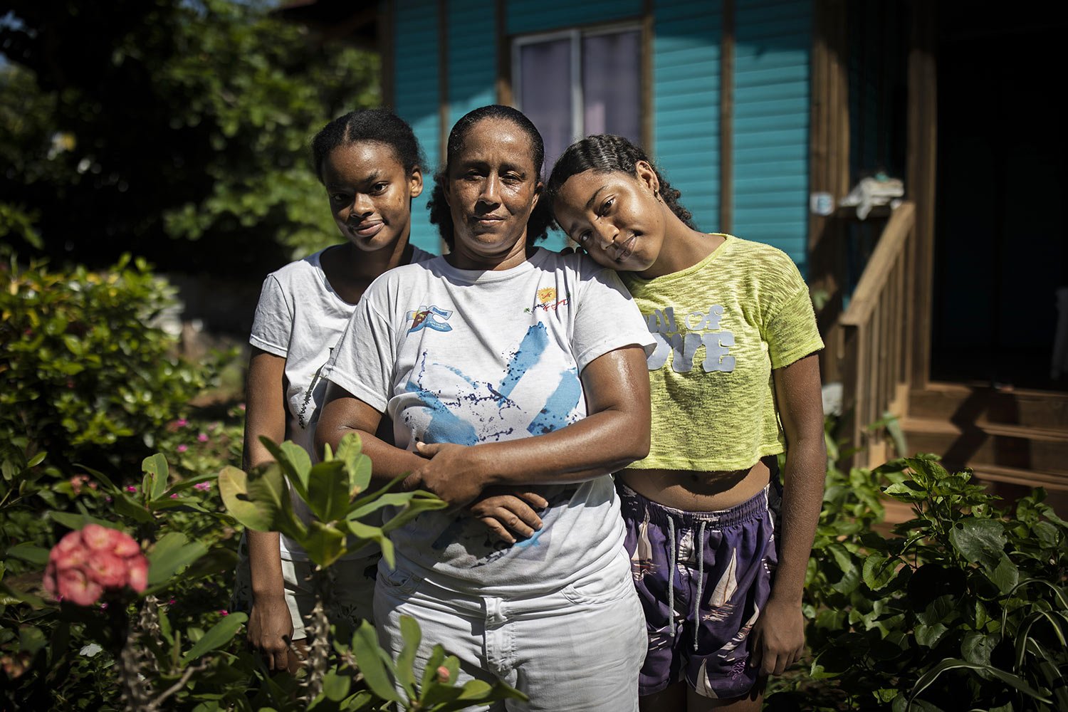  Jockey Leadid de la Cruz, center, poses for photos with her daughters, Sheileanojm, right, and Kissandra Dawkings, on San Andres Island in Colombia, Saturday, Nov. 12, 2022. (AP Photo/Ivan Valencia) 
