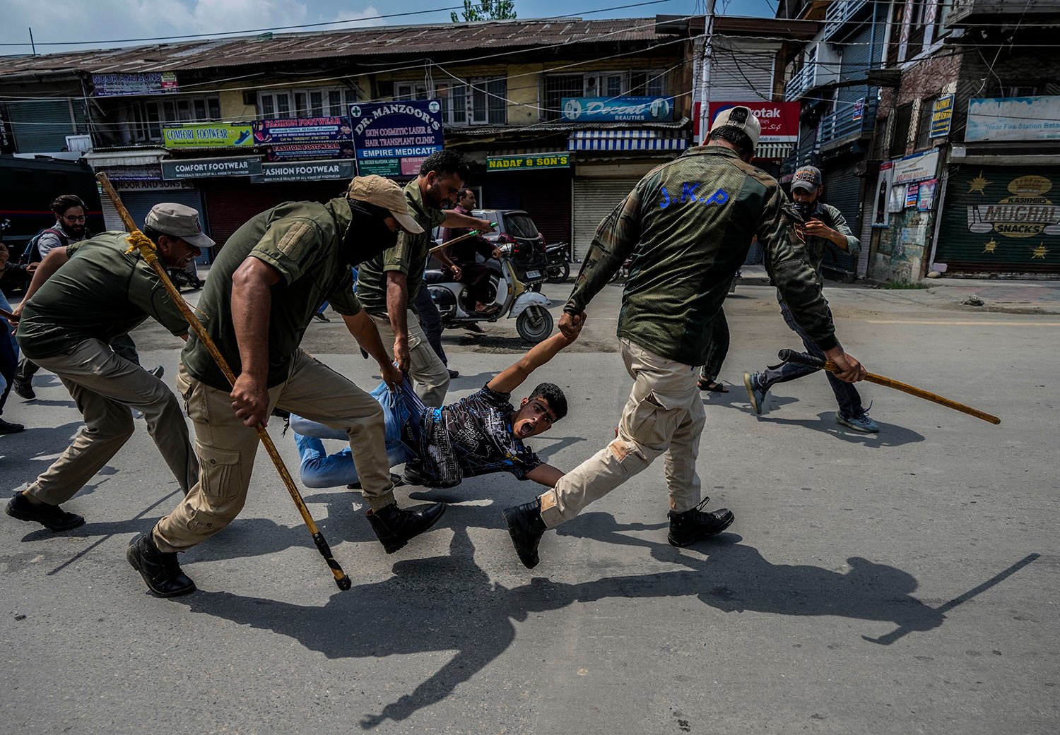  Indian policemen detain a Kashmiri Shiite Muslim for participating in a religious procession during restrictions in Srinagar, Indian controlled Kashmir, Sunday, Aug. 7, 2022. (AP Photo/Mukhtar Khan) 