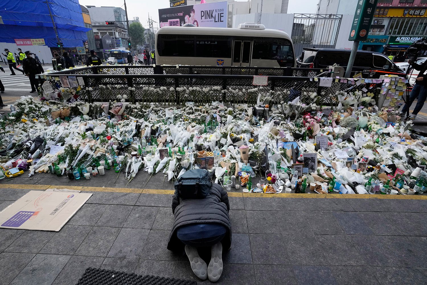  A man bows to pay tribute to victims of a deadly accident that happened during Saturday night's Halloween festivities, on a street near the scene in Seoul, South Korea, Tuesday, Nov. 1, 2022.  (AP Photo/Ahn Young-joon) 