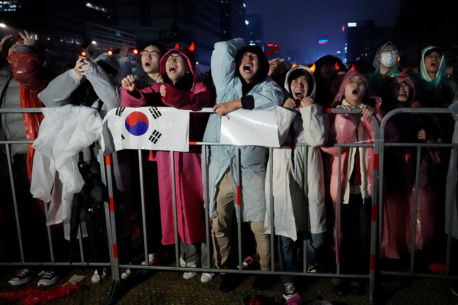  South Korean soccer fans react as they watch a live broadcast of the Group H World Cup soccer match between South Korea and Ghana played in Qatar, at a public viewing venue in Seoul, South Korea, Monday, Nov. 28, 2022. (AP Photo/Ahn Young-joon) 
