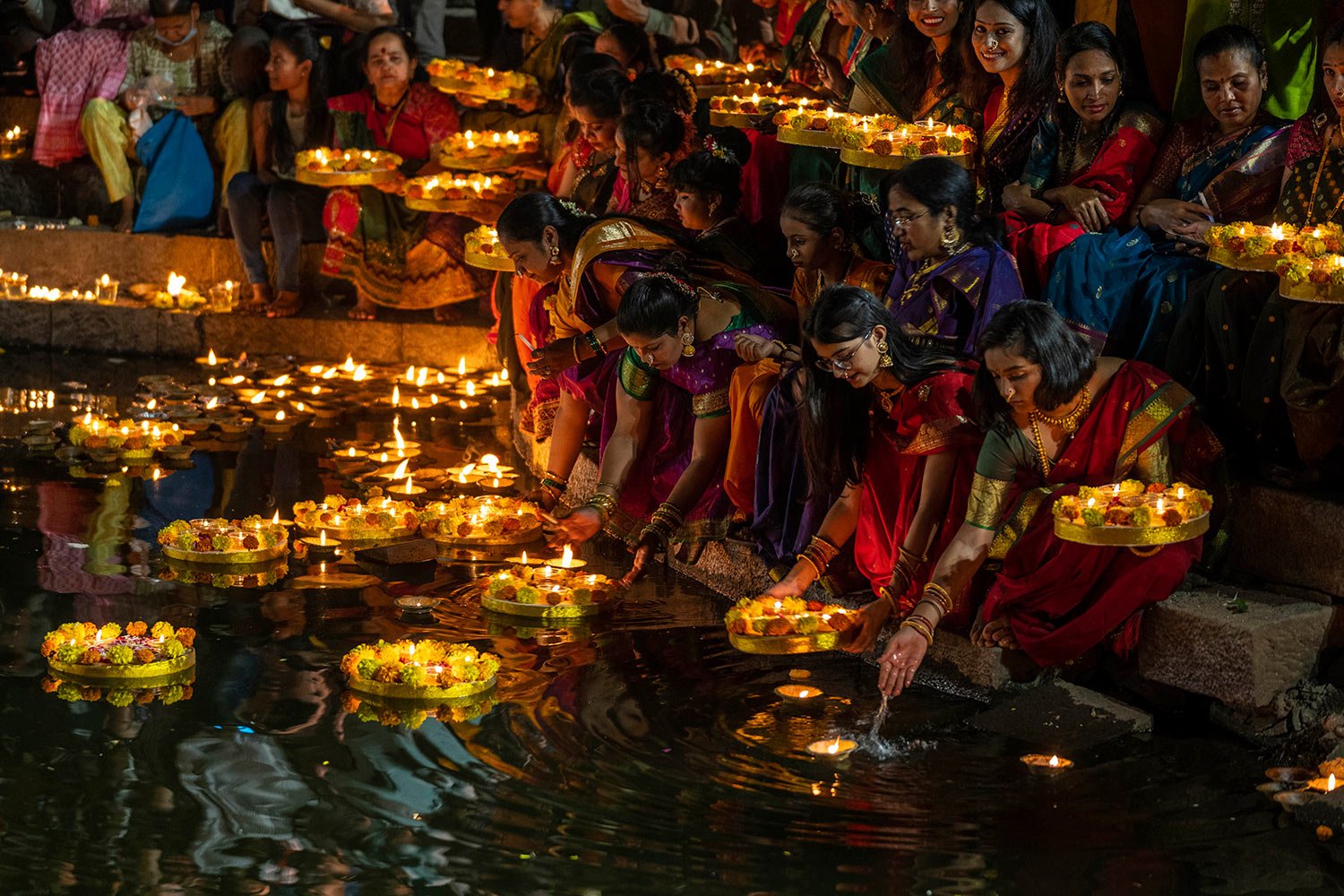  Hindu women light oil lamps at the Banganga pond as they celebrate Dev Diwali festival in Mumbai, India, Monday, Nov. 7, 2022. (AP Photo/Rafiq Maqbool) 