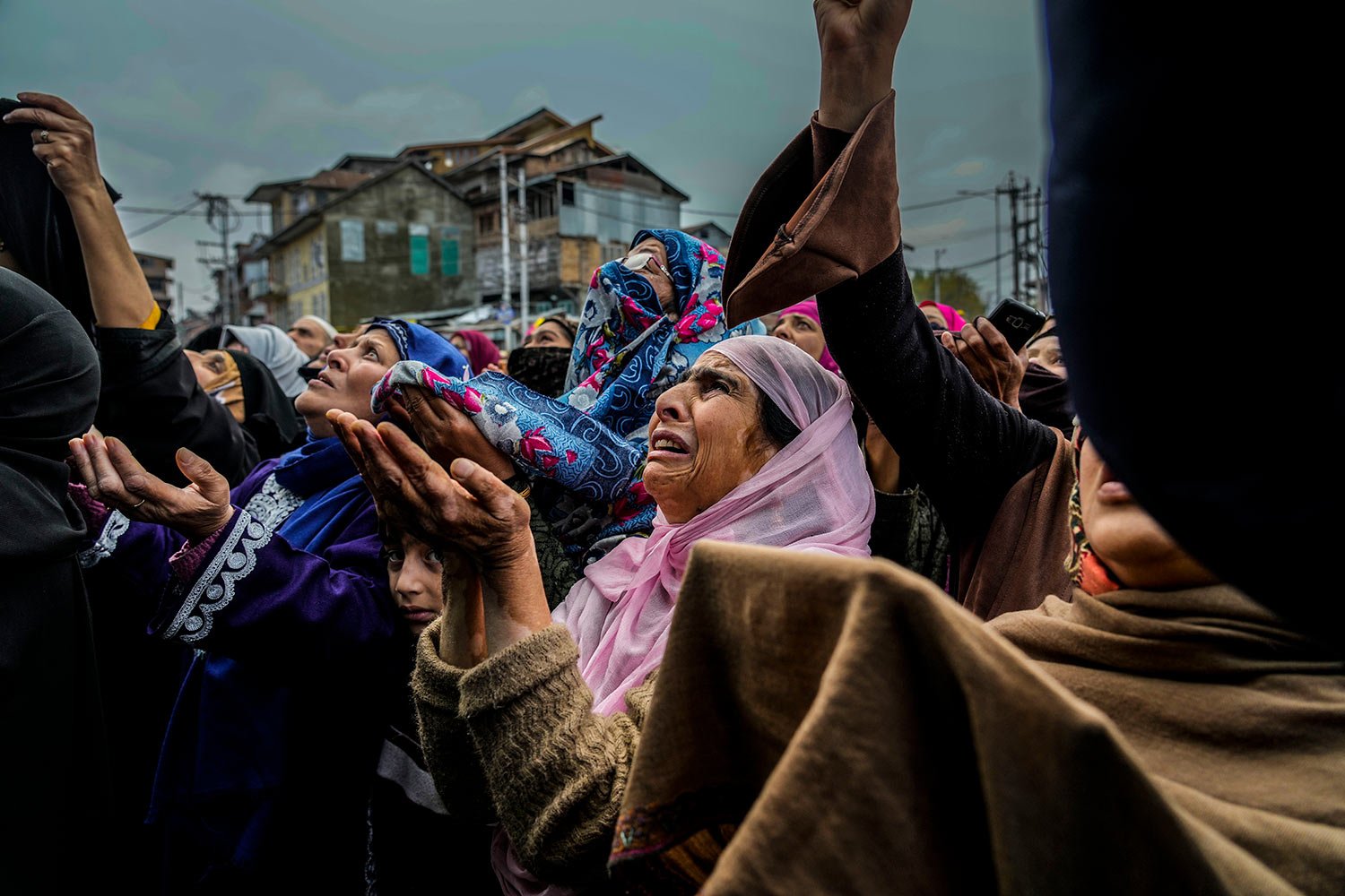  Kashmiri Muslim women devotees weep while praying as a priest displays a relic of Sufi saint Sheikh Syed Abdul Qadir Jeelani outside his shrine in Srinagar, Indian controlled Kashmir, Monday, Nov. 7, 2022.  (AP Photo/Mukhtar Khan) 