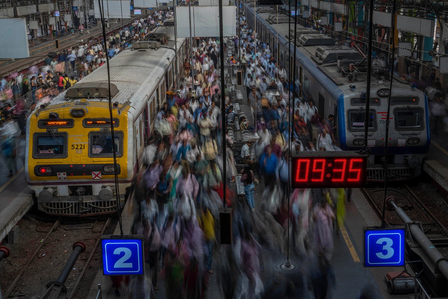  Indian commuters get off trains at the Church Gate railway station in Mumbai, India, Monday, Nov. 14, 2022. (AP Photo/Rafiq Maqbool) 