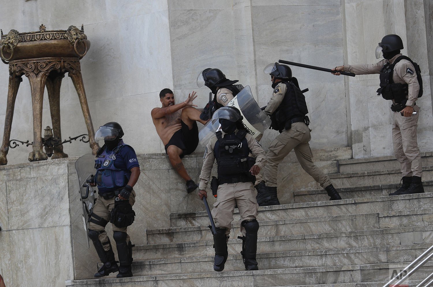  A Flamengo soccer fan is cornered by police as clashes broke out while fans were celebrating the team's Copa Libertadores 2022 title, in Rio de Janeiro, Brazil, Sunday, Nov. 13, 2022. (AP Photo/Bruna Prado) 