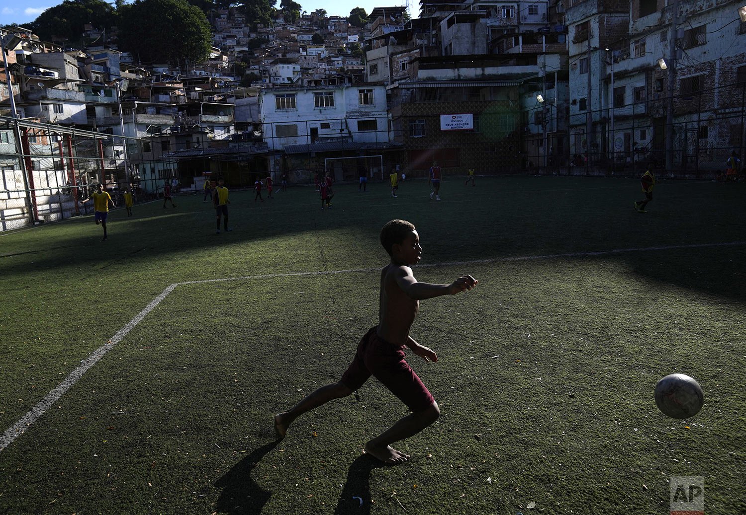  A youth trains at the Professor Mateia soccer school in the Morro da Mineira favela of Rio de Janeiro, Brazil, Friday, Nov. 18, 2022. (AP Photo/Silvia Izquierdo) 