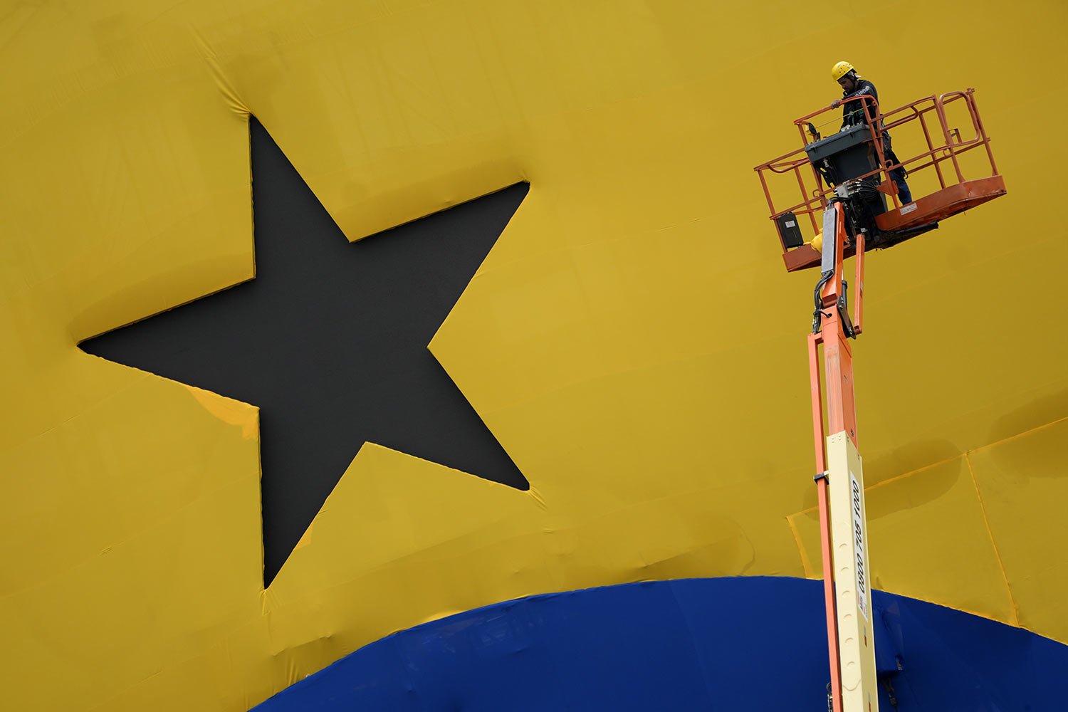  A worker completes the installation of the star that represents the Workers' Party, the party of Brazilian President-elect Luiz Inacio Lula da Silva, during preparations for the inauguration ceremony, in Brasilia, Brazil, Saturday, Dec. 31, 2022. (A