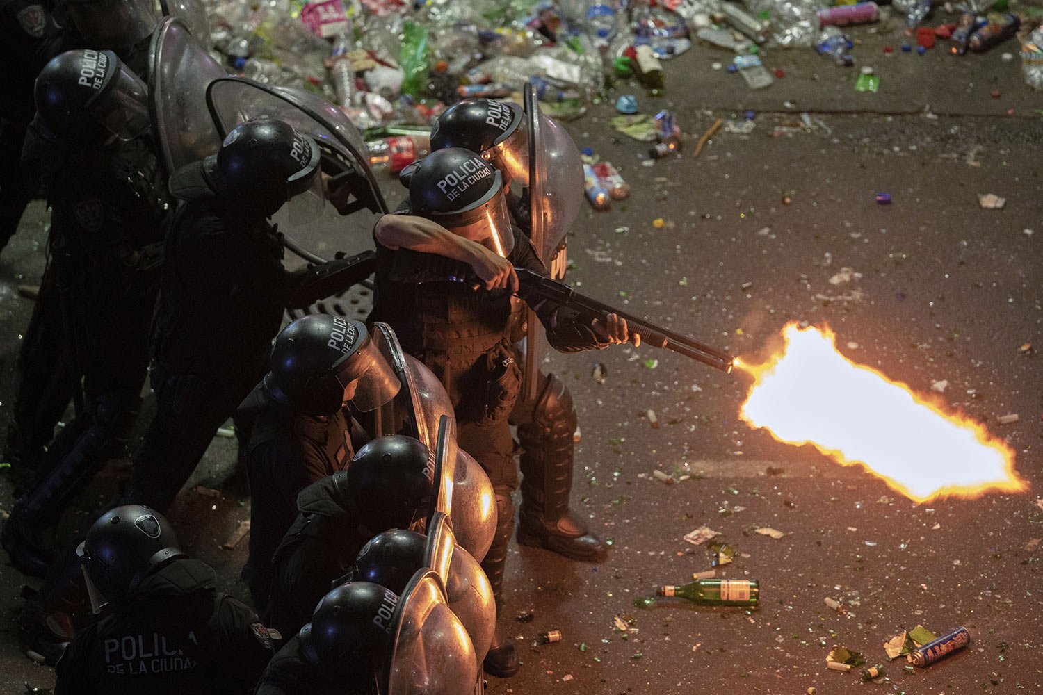  Riot police fires a shotgun as they clear remaining soccer fans who waited for hours for a homecoming parade for the players who won the World Cup at the Obelisk in Buenos Aires, Argentina, Tuesday, Dec. 20, 2022. (AP Photo/Victor Caivano) 