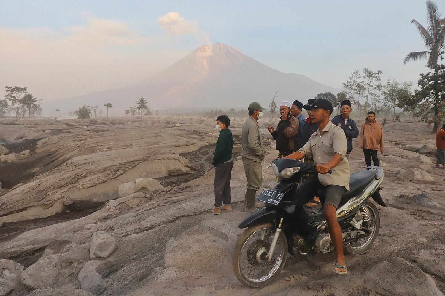  Villagers inspect an area affected by the eruption of Mount Semeru in Kajar Kuning vilage in Lumajang, East Java, Indonesia, Monday, Dec. 5, 2022.  (AP Photo/Imanuel Yoga) 