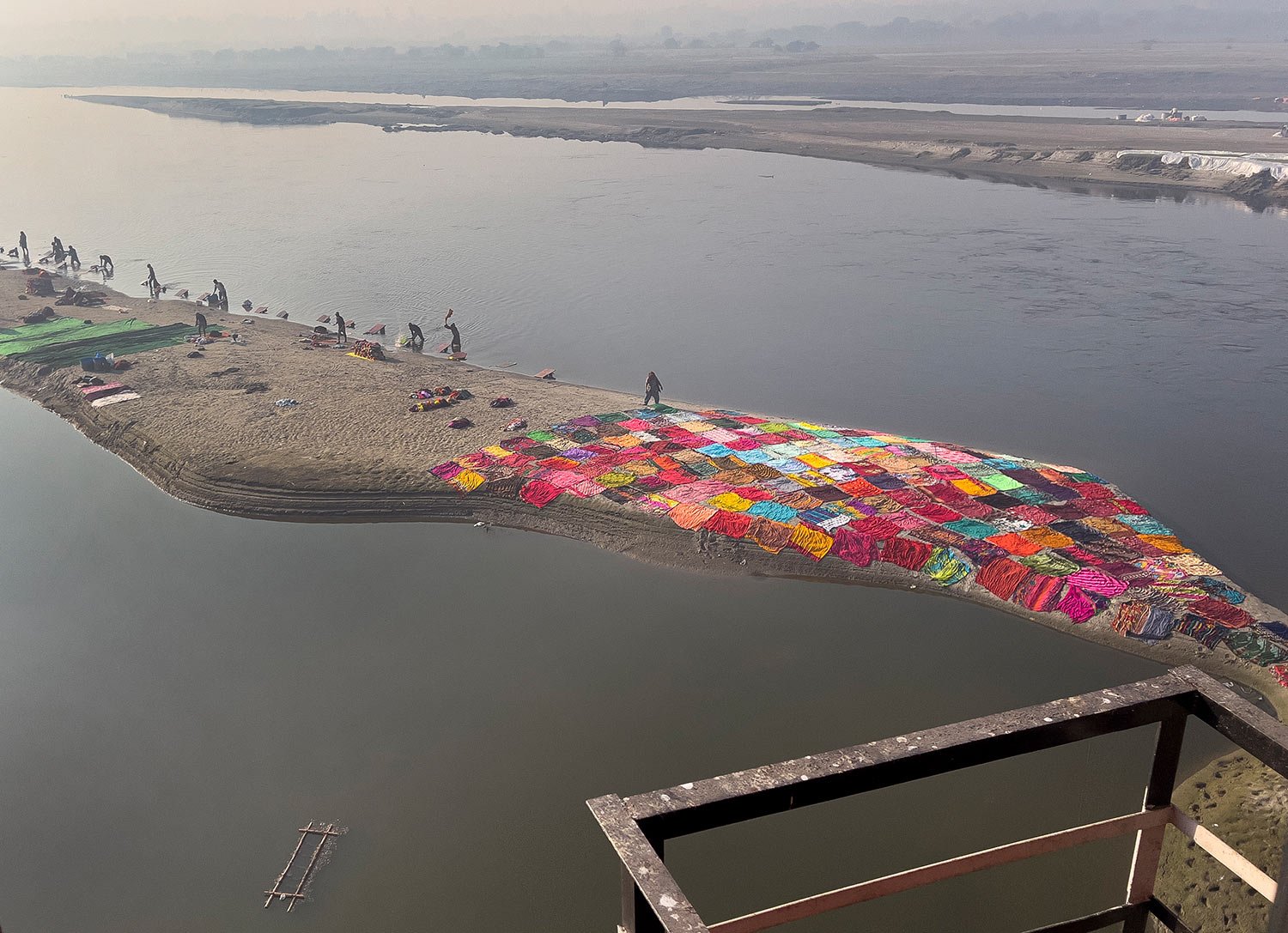  Washer men put their clothes out to dry on the banks of the River Yamuna as seen from a railway bridge near Agra, India, Saturday, Dec. 17, 2022. (AP Photo/Rajesh Kumar Singh) 