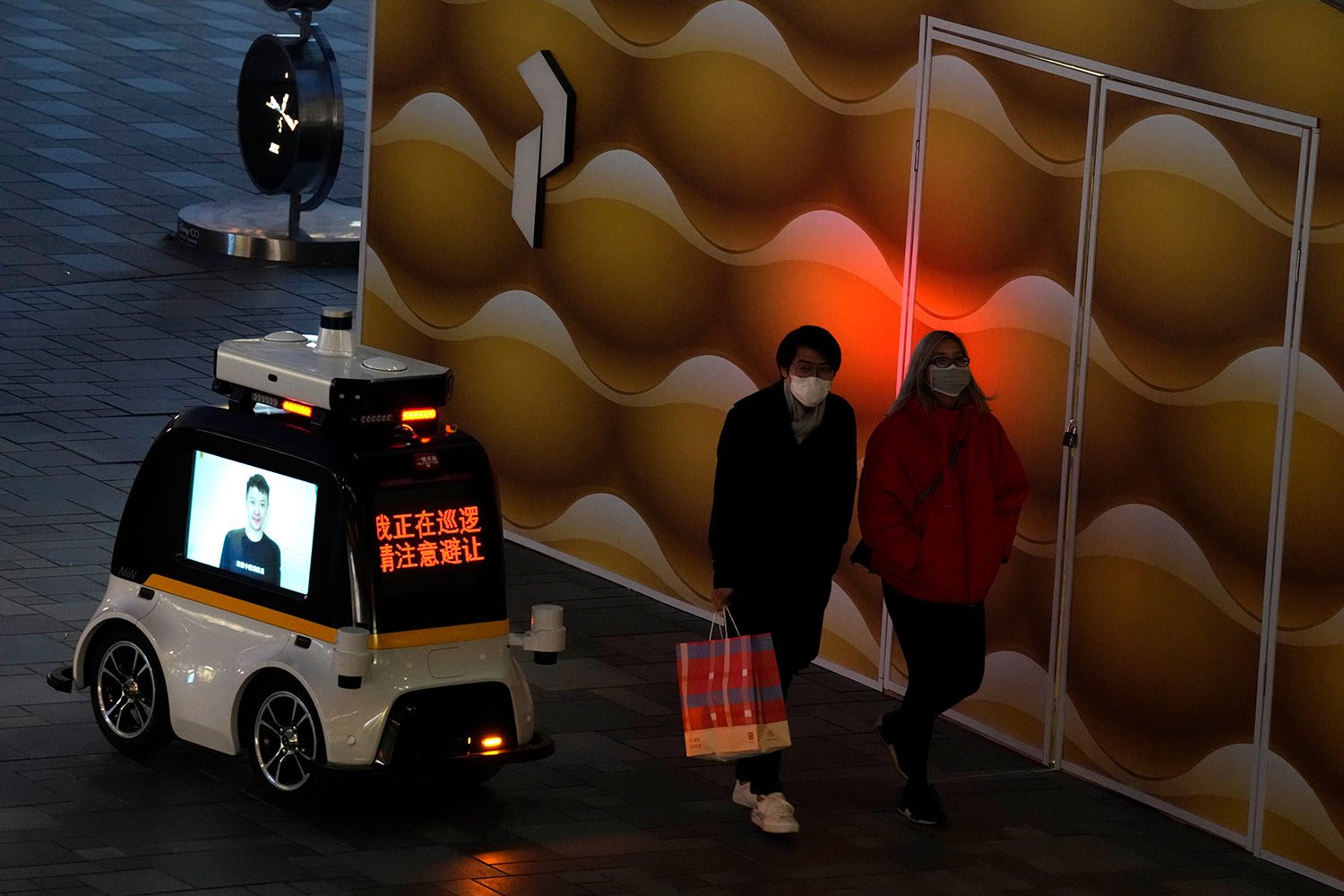  A police autonomous robot patrols a mall area in Beijing, Wednesday, Dec. 28, 2022.  (AP Photo/Ng Han Guan) 