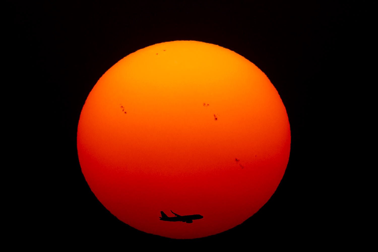  A commercial aircraft approaches the runway as the sun sets for the last time in 2022, in New Delhi, India, Saturday, Dec. 31, 2022. (AP Photo/Altaf Qadri) 