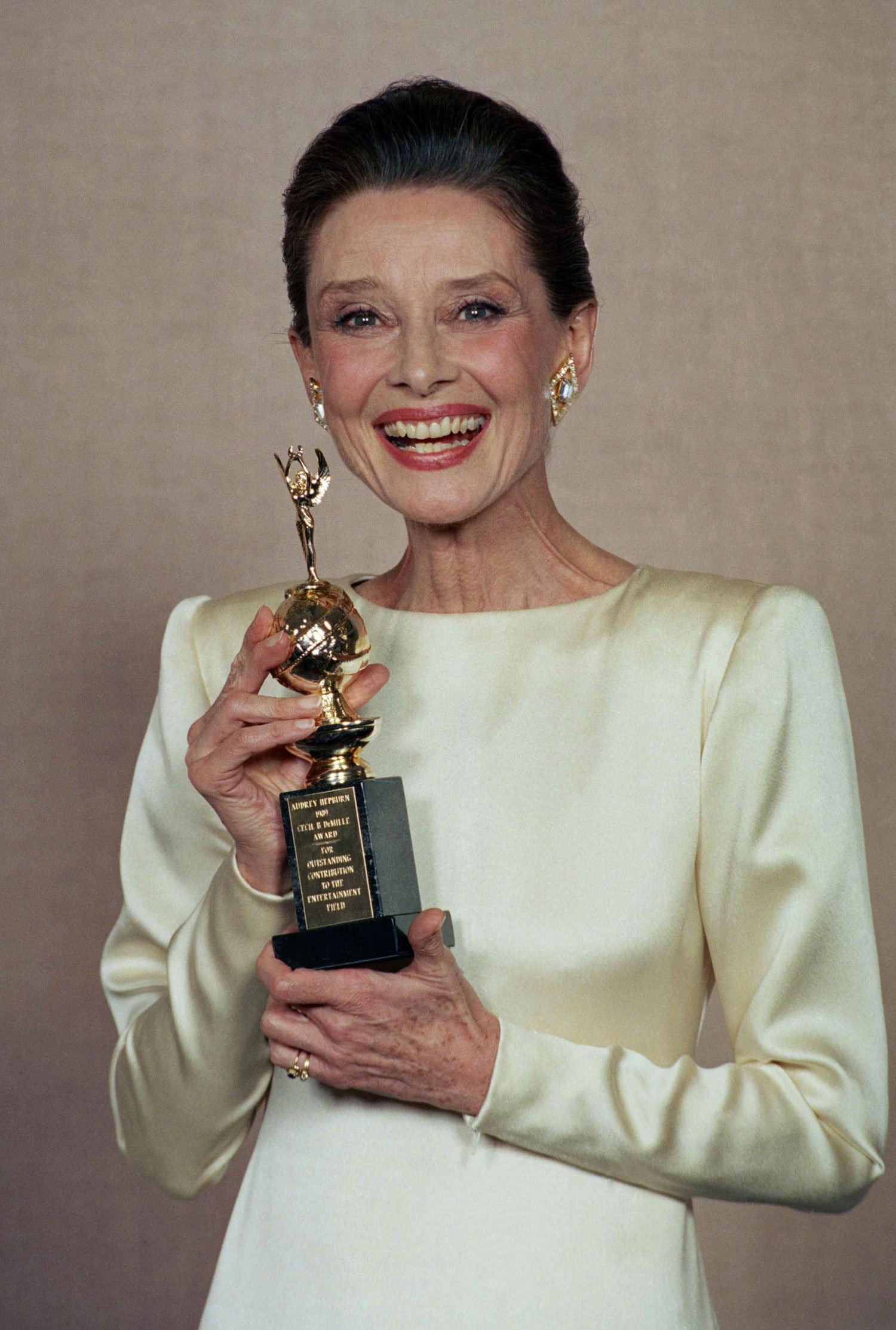  Veteran actress Audrey Hepburn proudly holds her Cecil B. DeMille Award for outstanding contribution to the entertainment field at the 47th Annual Golden Globe Awards in Beverly Hills, January 21, 1990. (AP Photo/Doug Pizac) 