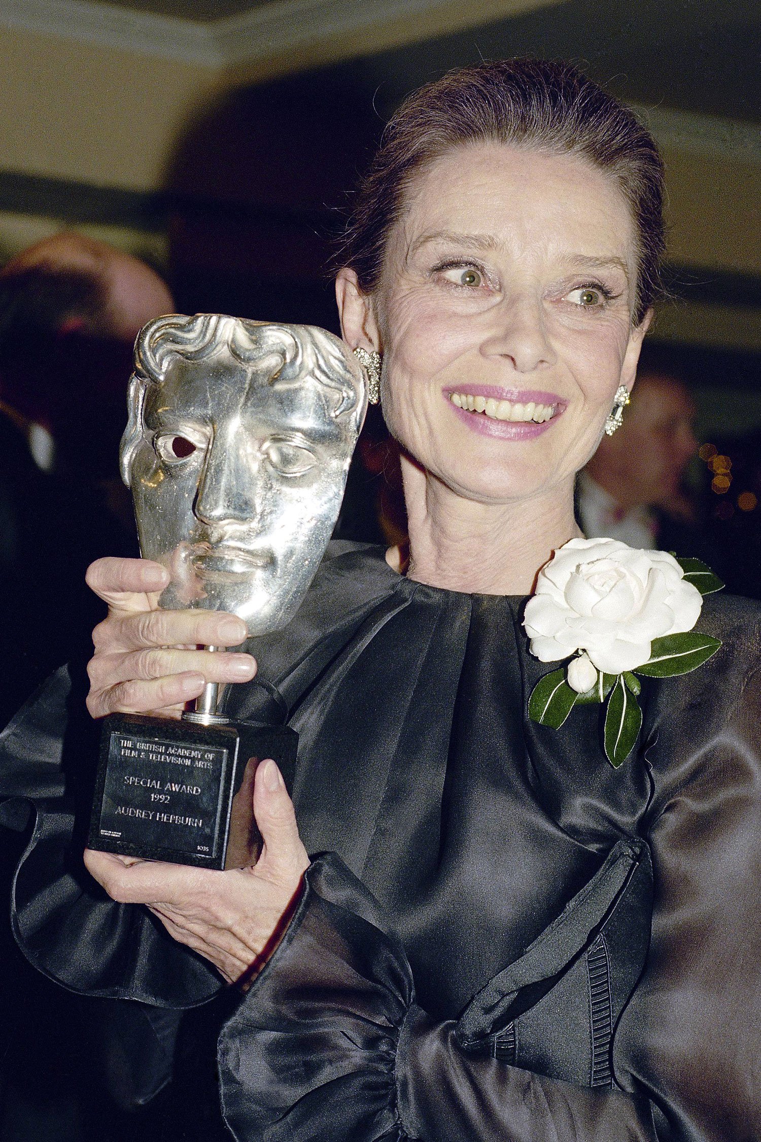  Belgian actress Audrey Hepburn celebrates after winning a British Academy of Film and Television Arts (BAFTA) award in recognition of her acting career in London on March 23, 1992. (AP Photo/Gill Allen) 