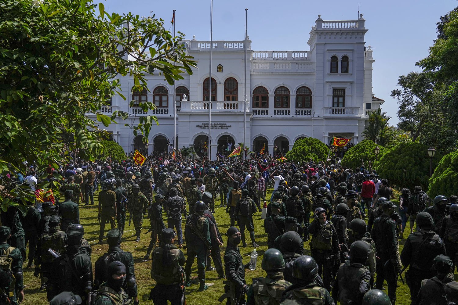  Soldiers stand guard as protesters storm the building where Prime Minister Ranil Wickremesinghe has his office, demanding he resign after President Gotabaya Rajapaksa fled the country amid an economic crisis, in Colombo, Sri Lanka, July 13, 2022. (A