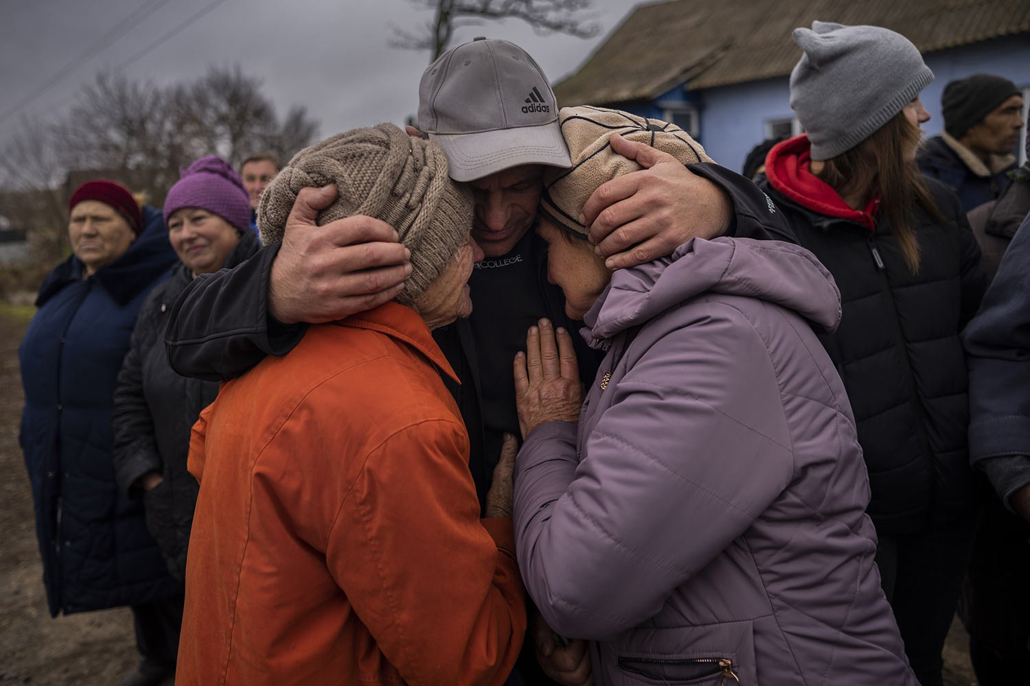  A family reunites for the first time since Russian troops withdrew from the Kherson region, in Tsentralne, southern Ukraine, Nov. 13, 2022. (AP Photo/Bernat Armangue) 