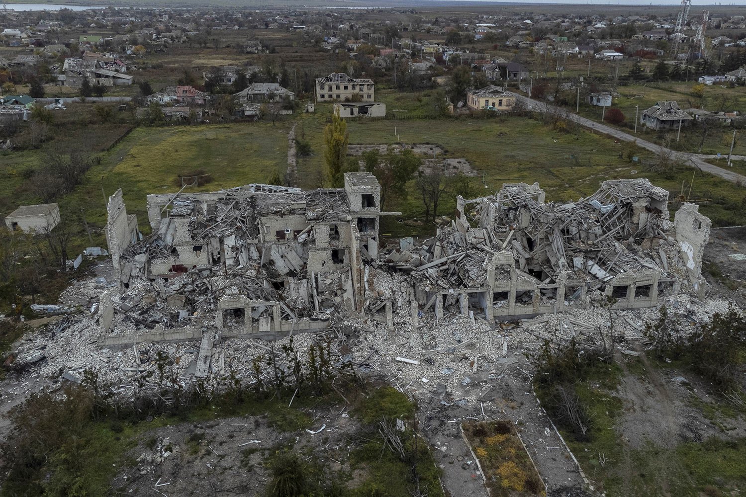  A school lies in ruins on the outskirts of the recently liberated Oleksandrivka village on the outskirts of Kherson, southern Ukraine, Nov. 16, 2022. (AP Photo/Bernat Armangue) 