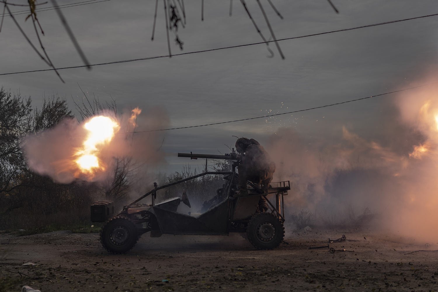  Ukrainian servicemen fire toward Russian positions at the frontline near Kherson, southern Ukraine, Nov. 23, 2022. (AP Photo/Bernat Armangue) 