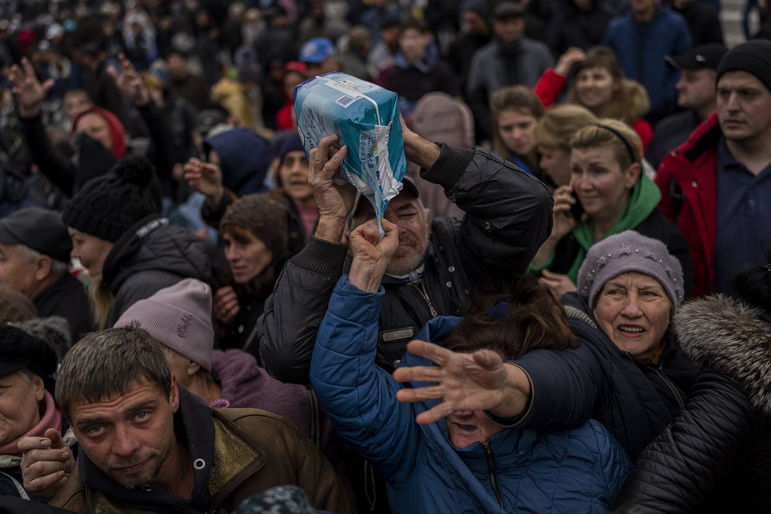  Residents gather at an aid distribution point for supplies in downtown Kherson, southern Ukraine, Nov. 18, 2022. (AP Photo/Bernat Armangue) 