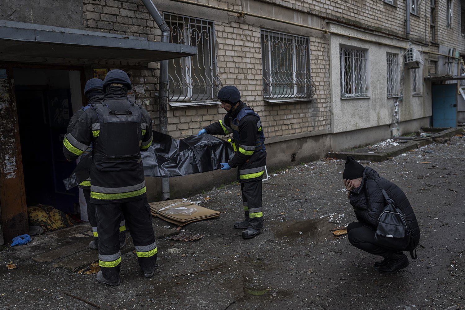  Lilia Kristenko cries as city responders collect the body of her mother Natalia in Kherson, southern Ukraine, Nov. 25, 2022. Natalia's corpse laid covered with a blanket in the doorway of her apartment building for hours overnight. The 62-year-old w