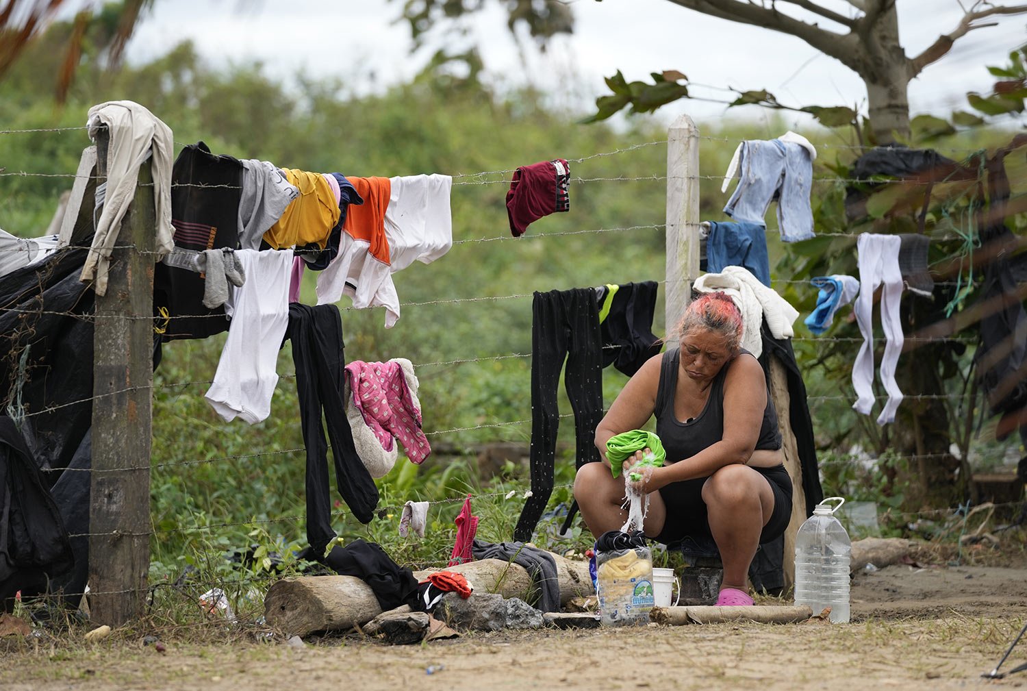 A Venezuelan migrant washes clothes in Necocli, Colombia, a stopping point for migrants taking boats to Acandi which leads to the Darien Gap, Oct. 13, 2022. (AP Photo/Fernando Vergara) 