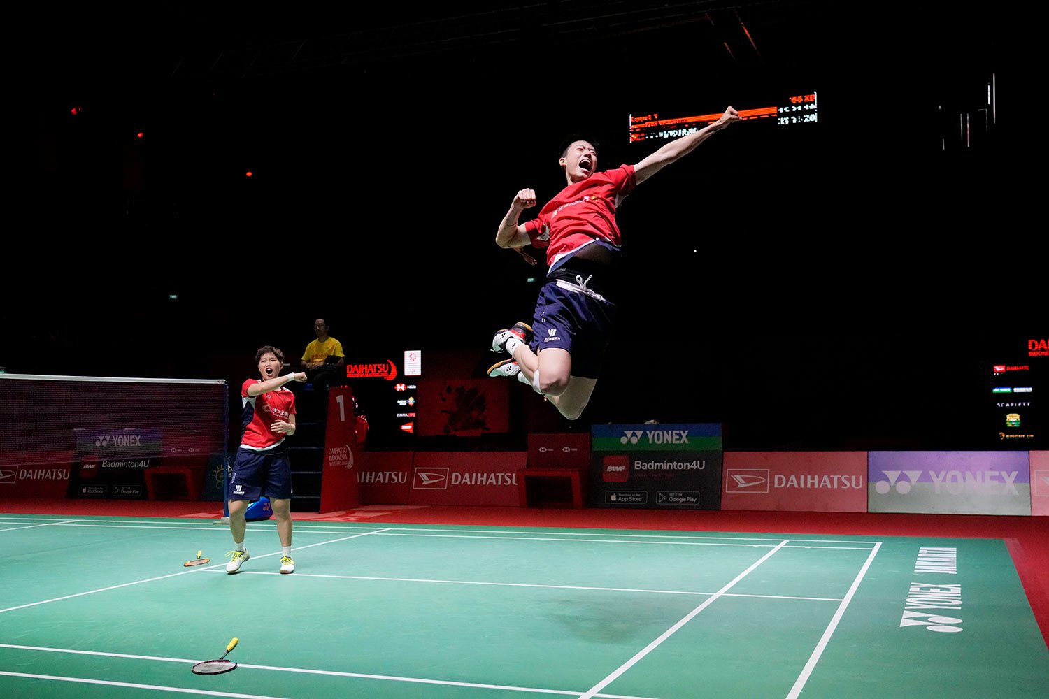  China's Feng Yan Zhe, right, and Huang Dong Ping celebrate after defeating China's Jiang Zhen Bang and Wei Ya Xin during their mixed doubles final match in the Indonesia Masters badminton tournament in Jakarta, Indonesia, Sunday, Jan. 29, 2023. (AP 