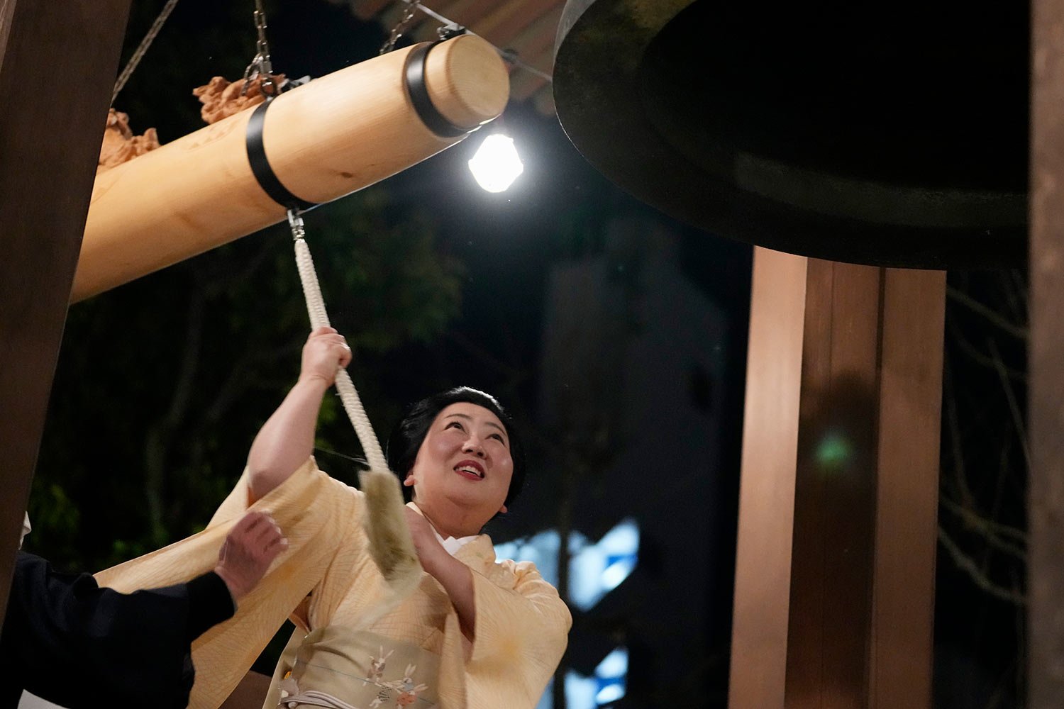  A woman in a traditional Japanese kimono rings in the new year by joining a Buddhist ritual called "Joya no Kane" at Sensoji Buddhist temple in Tokyo, Sunday, Jan. 1, 2023. (AP Photo/Hiro Komae) 