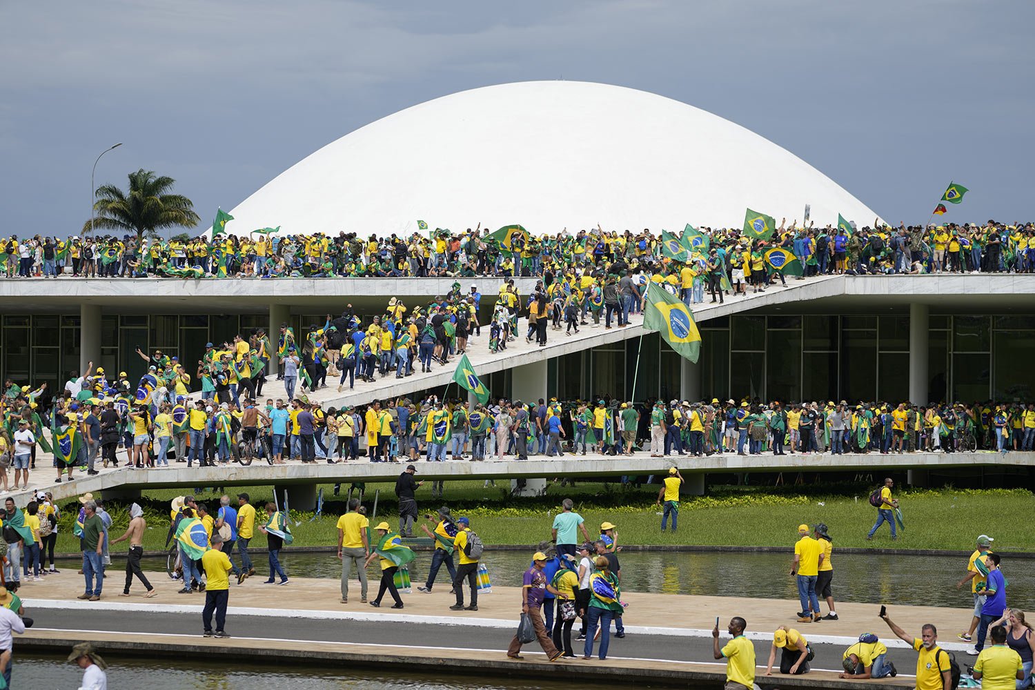  Supporters of Brazil's former President Jair Bolsonaro storm Congress in Brasilia, Brazil, Jan. 8, 2023. (AP Photo/Eraldo Peres) 