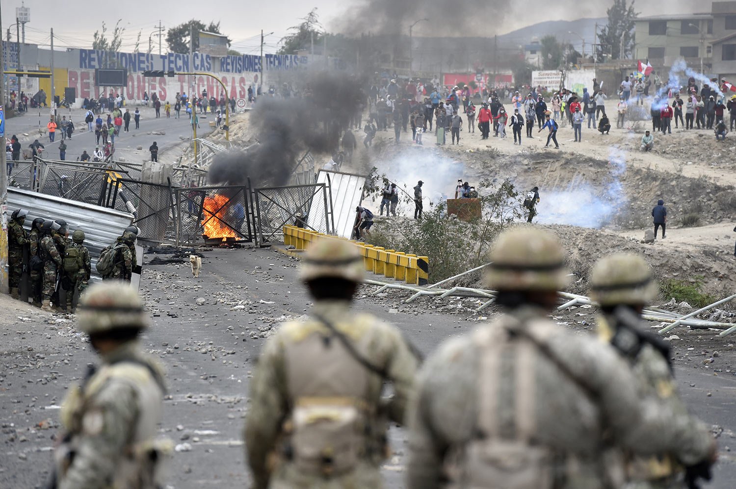  Soldiers clash with anti-government protesters outside the Alfredo Rodriguez Ballon airport in Arequipa, Peru, Jan. 20, 2023. Protesters are seeking immediate elections, President Dina Boluarte's resignation, the release of ousted President Pedro Ca