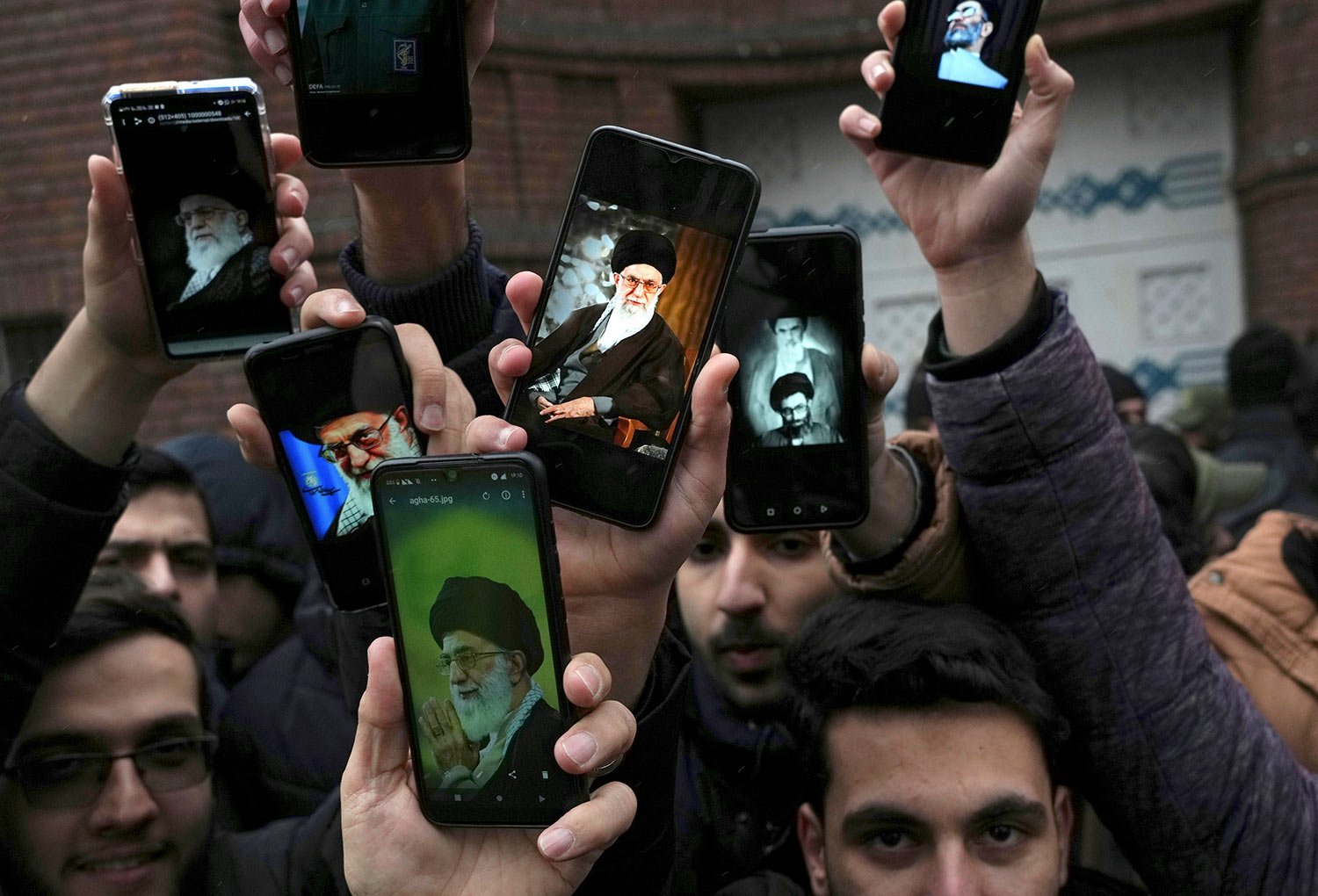  Iranian demonstrators show photos of the Supreme Leader Ayatollah Ali Khamenei on the screen of their cellphones during their protest against cartoons published by the French satirical magazine Charlie Hebdo that lampoon Iran's ruling clerics, in fr