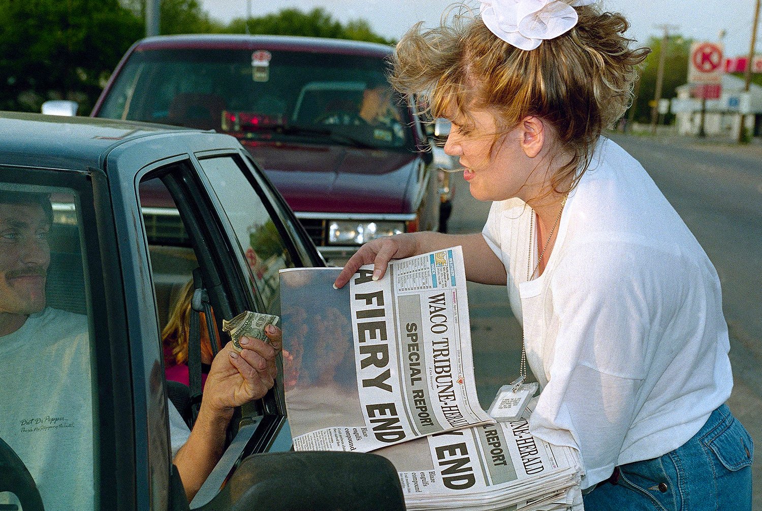 A newspaper vendor sells copies of the special edition of the Waco Tribune-Herald featuring the news of the fiery destruction of the Branch Davidian compound in Waco, Texas on April 20, 1993. (AP Photo/Susan Weems) 