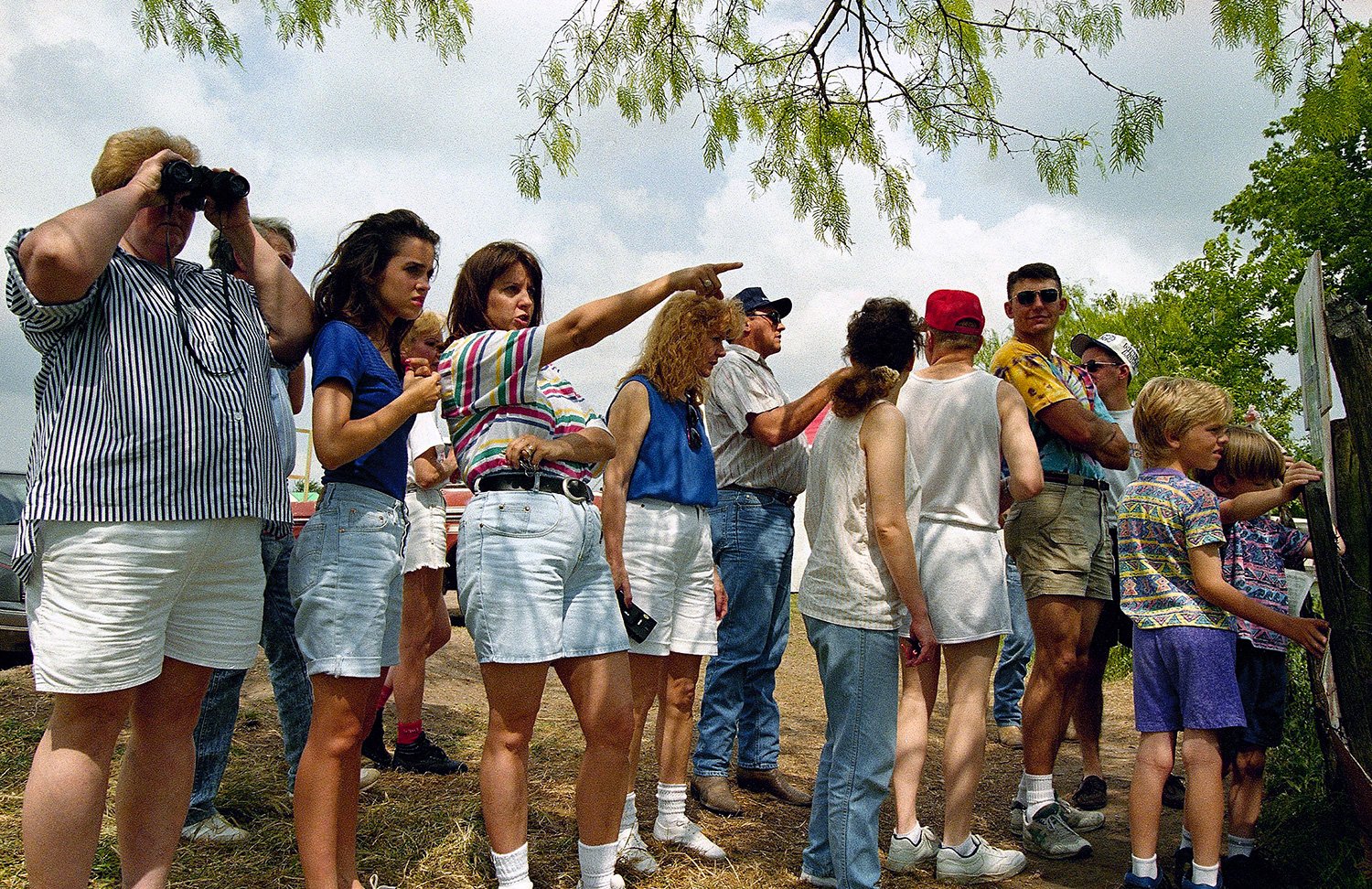  A group of people gather on a hillside and look toward the site where the Branch Davidian compound once stood about six miles outside of Waco, Texas on Sunday, April 25, 1993. (AP Photo/Roberto Borea) 