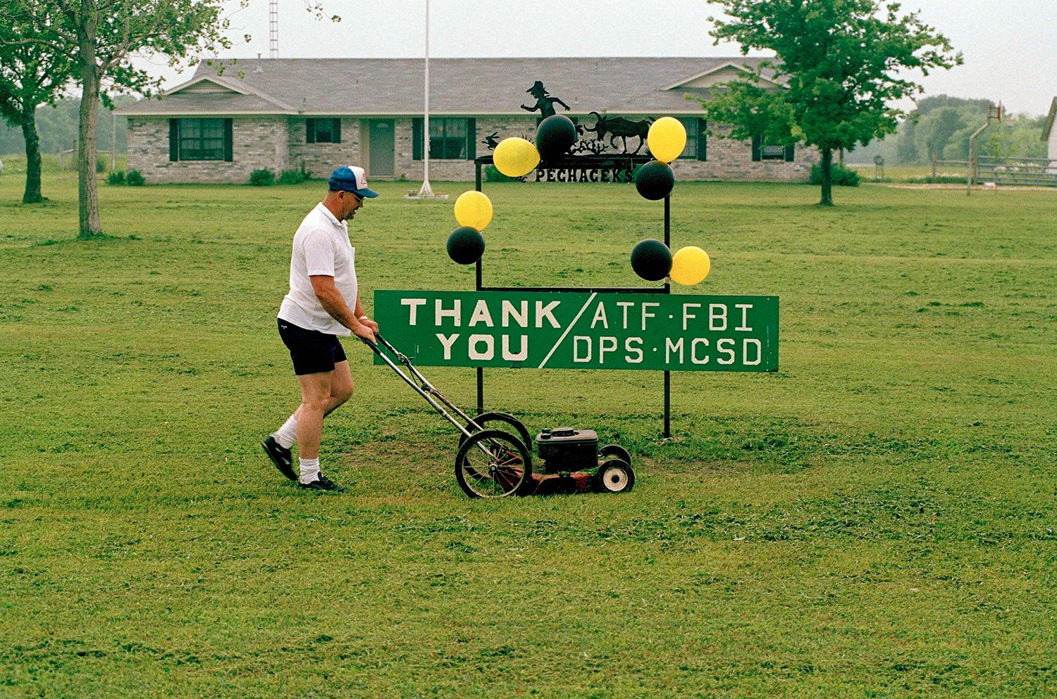  Dan Pehaeck displays a thank you sign to law enforcement agents at his home in Waco, Texas, May 8, 1993. ATF agents involved in the February 28 raid on the Branch Davidian compound returned to the scene to help cope with the death of their four co-w