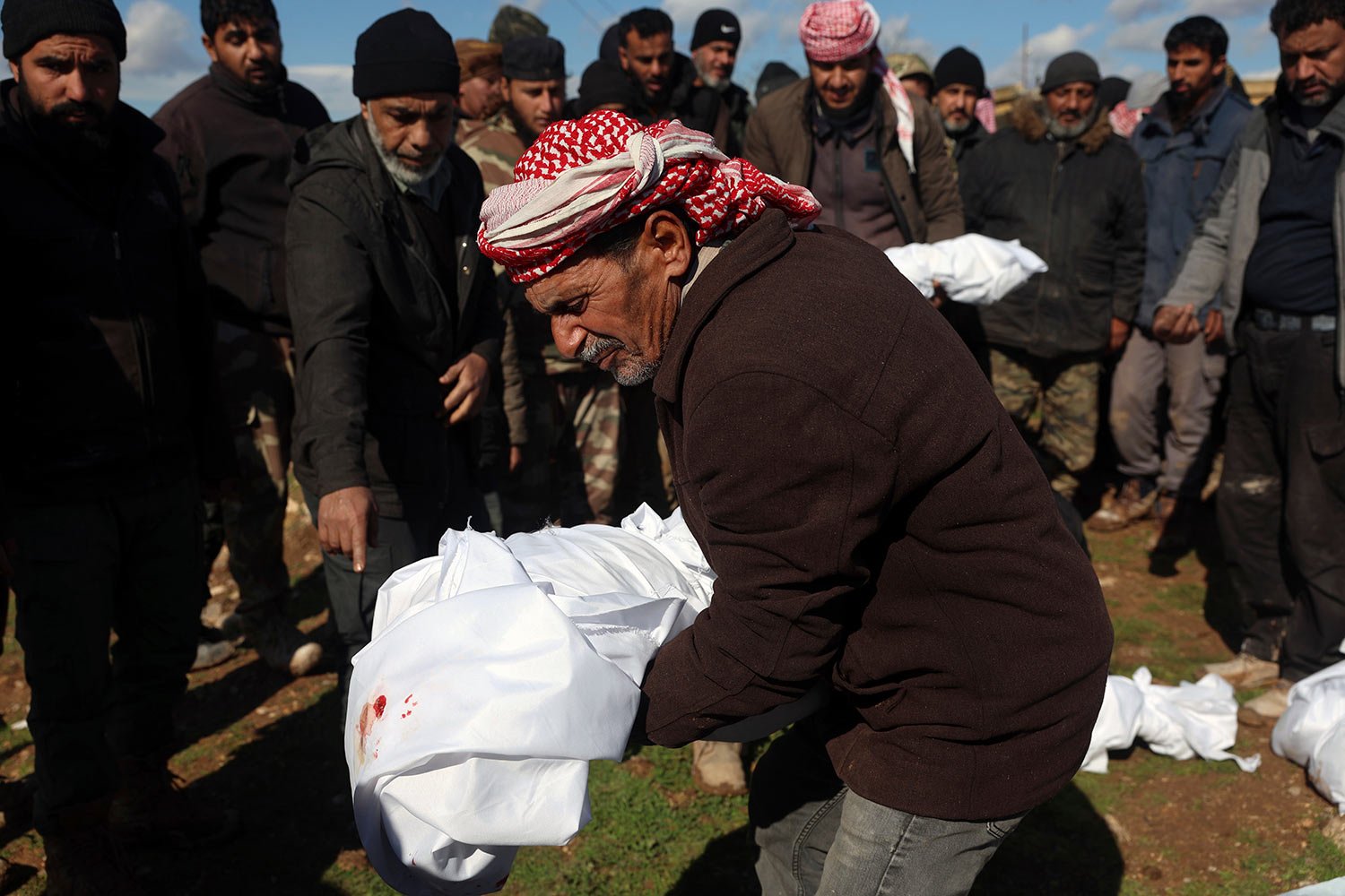  Mourners bury family members who died in a devastating earthquake that rocked Syria and Turkey at a cemetery in the town of Jinderis, Aleppo province, Syria, Tuesday, Feb. 7, 2023. (AP Photo/Ghaith Alsayed) 