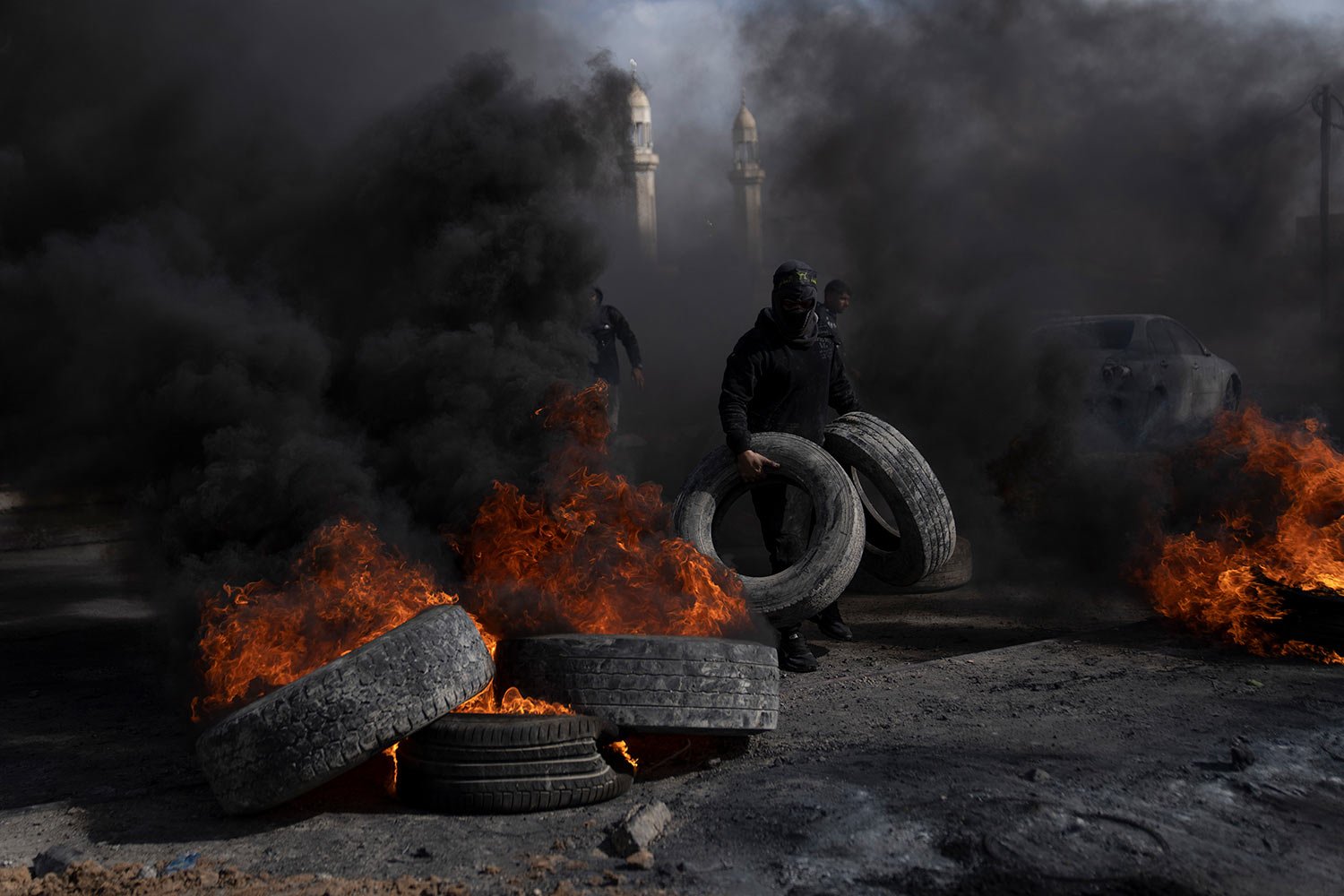  Palestinian protesters block the main road with burning tires in the West Bank city of Jericho, Monday, Feb. 6, 2023. (AP Photo/Nasser Nasser) 