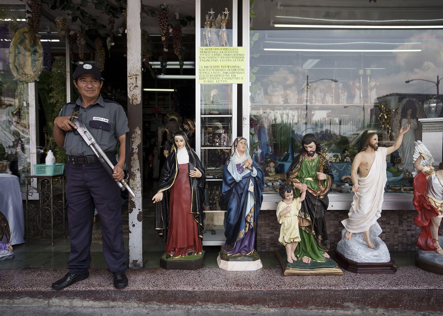  A security agent stands guard outside a religious store in downtown Guatemala City, March 24, 2023. (AP Photo/Moises Castillo) 