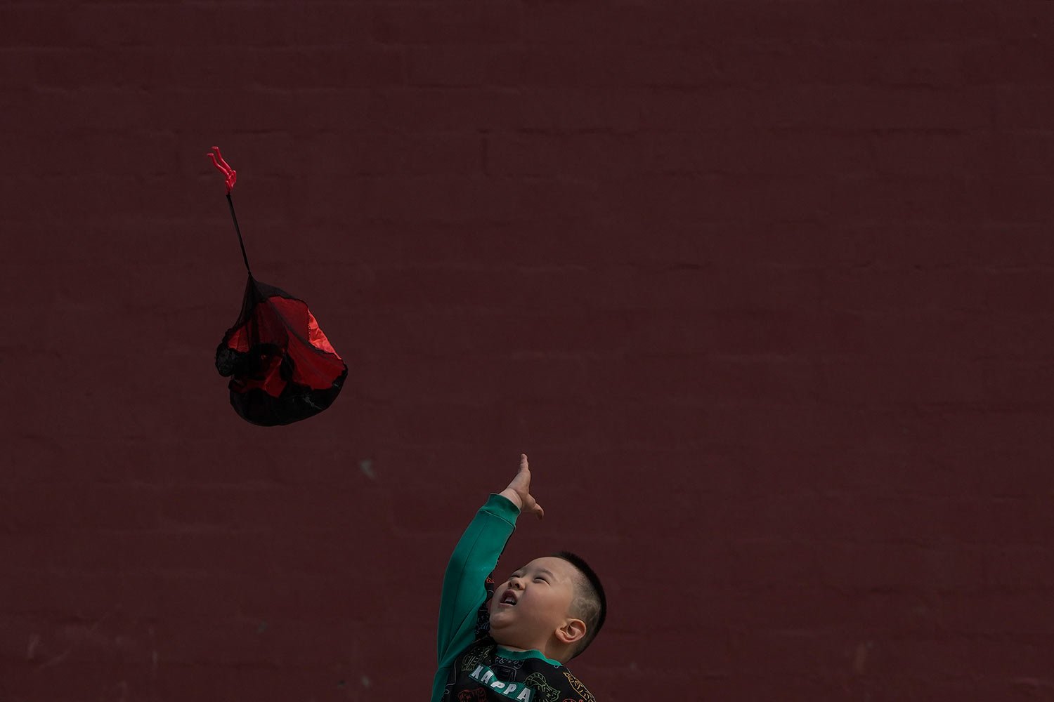  A child plays with a parachute toy at a park in Beijing, Sunday, March 19, 2023. (AP Photo/Andy Wong) 