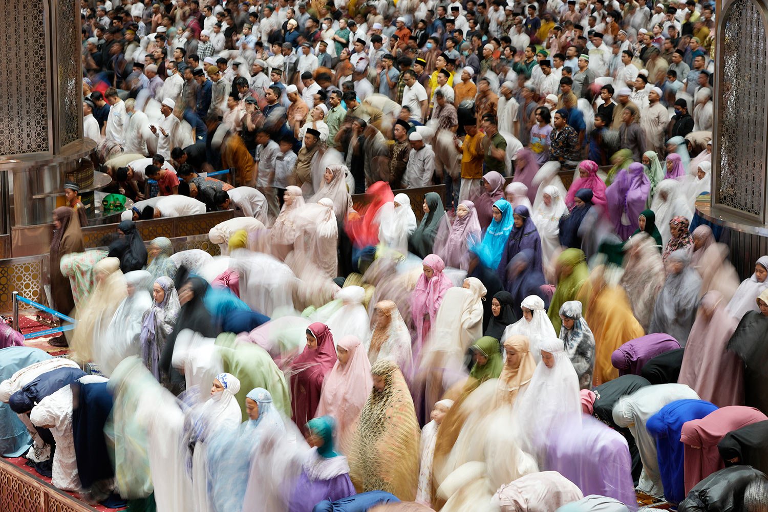  Indonesian Muslims perform an evening prayer called 'tarawih' marking the first eve of the holy fasting month of Ramadan, at Istiqlal Mosque in Jakarta, Indonesia, Wednesday, March 22, 2023. (AP Photo/Achmad Ibrahim) 