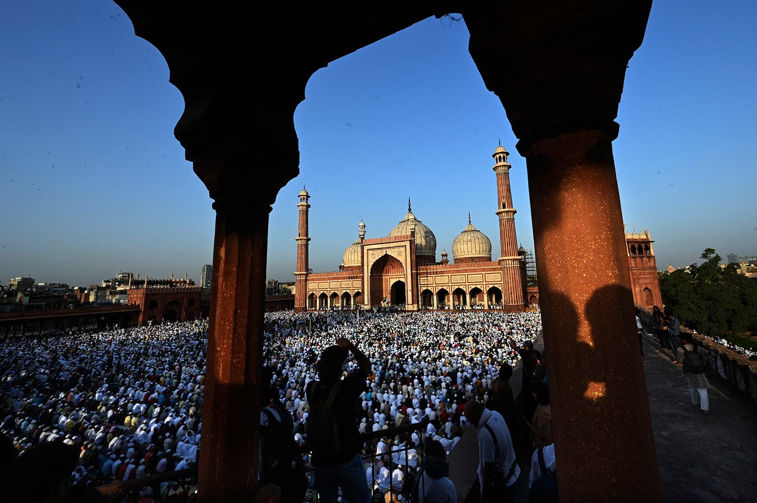  Muslims gather to offer Eid al-Fitr prayer marking the end of the holy fasting month of Ramadan at the Jama Masjid, in New Delhi, India, Saturday, April 22, 2023. (AP Photo/Deepanshu Aggarwal) 