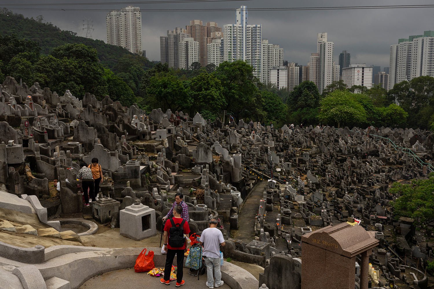  Worshippers honor their ancestors at a cemetery during the Ching Ming festival, or Tomb Sweeping Day in Hong Kong, Wednesday, April 5, 2023. (AP Photo/Louise Delmotte) 
