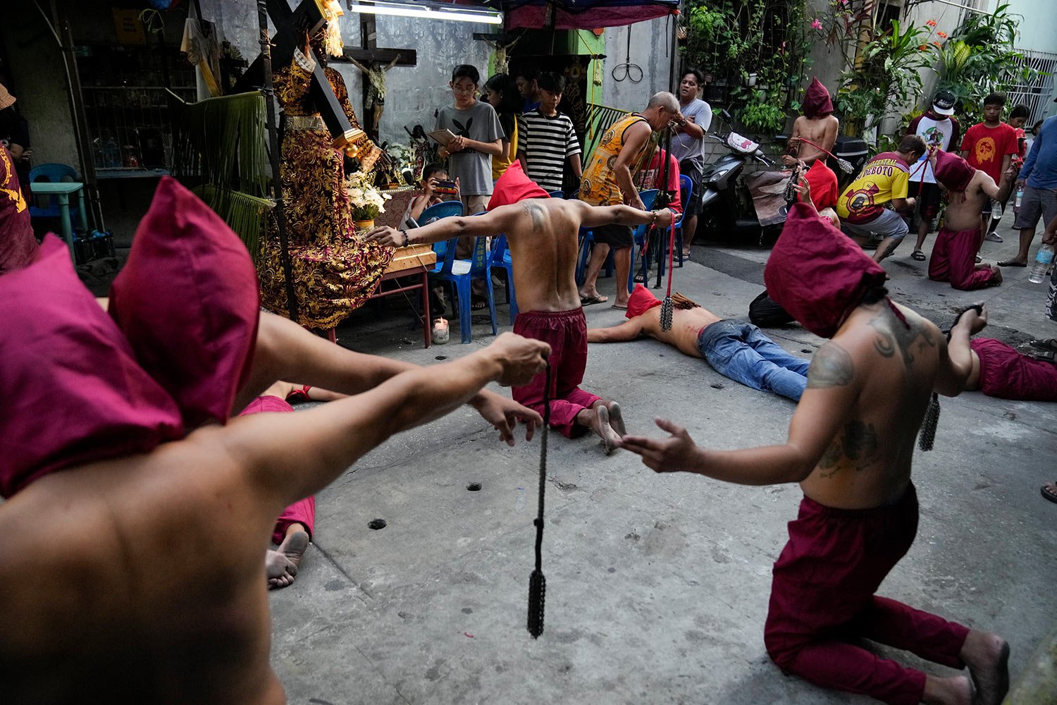  Hooded Filipino flagellants pray as part of Maundy Thursday rituals to atone for sins or fulfill vows for an answered prayer on April 6, 2023, at Mandaluyong city, Philippines.  (AP Photo/Aaron Favila) 